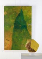 'Emerald Hill', Ansicht 3 <br>Malerei - Christine Metz<br>
Objekt glasiert, teilweise ölvergoldet<br>
Der Kubus ist auch im Zentrum des Bildes zu sehen, und ist ein Dreh- und Angelpunkt für dessen Interpretation.