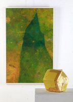 'Emerald Hill', aus dem Projekt -Raumlabor- mit der Malerin Christine Metz<br>
11x13x15 cm, glasiert, teilvergoldet, 1100°C gebrannt<br>
Der Kubus stellt einen Ausschnitt des Bildes in die dritte Dimension