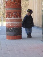 in vielen Erdschichten spielt sich Einiges ab. Die obersten Kieselsteine stammen aus dem Aushub für den Neubau.