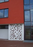 <br>Die Vogelreliefs der Kinder verbinden optisch <br>
den Klinker- Boden mit der oberen Hausfassade.