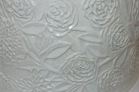 Detail, doppelwandiges Waschbecken mit Blumenrelief, <br>
cremeweiß glasiert, dicht gebrannt<br>
Durchmesser 52 cm