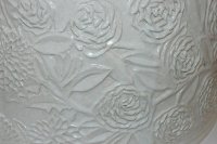 Detail, doppelwandiges Waschbecken mit Blumenrelief, <br>
cremeweiß glasiert, dicht gebrannt<br>
Durchmesser 52 cm