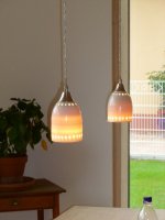 <br>
Porzellan- Lampenschirme zu zweit über dem Esstisch<br>
frei gedrehtes Limoges-Porzellan mit E27-Fassung