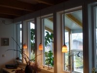 <br>
Porzellan- Lampenschirme, frei gedreht<br>
vor den Fenstern zum Wintergarten.