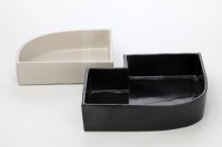 Zwei Steckschalen für Ikebana,<br>schwarz glänzend und weiß<br>
Preise für gebaute Schalen 80,- bis 150,-€
