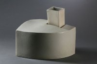 zweiteilige Vase, teilglasiert<br>lxbxh: 40 x 35 x 40cm<br>
der Turm läßt sich auch daneben stellen. Durch das Volumen kann die Vase optisch sehr hohe und weit ausladende Gestecke tragen, wie z.B. Weiden, Kirschzweige, Apfelblüte....