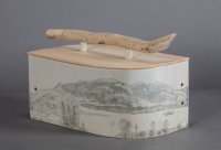 Brot-Topf mit 2 Rundungen, Zeichnung unter Zinnglasur, Kampenwand mit Chiemsee,
Ahorn-Deckel mit Treibholz von dort.
Maße: 38x19x24 cm