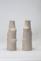 Vasenpaar, innen weiß glasiert, außen rauh gekratzt
Höhe 38cm