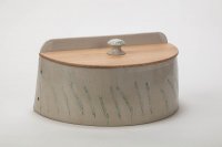 <br> halbrunder Brottopf mit Holzdeckel in Eiche<br>
Ähren weisen auf den Inhalt hin, grün abgesetzt unter Feldspatglasur<br>
Preis: 255,-€ incl. Versand