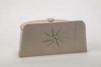 <br>Brottopf mit Holzdeckel in Eiche, halbrund, Rückenansicht<br>
eigene Tonmischung, zinnhaltige Feldspatglasur, die Ähren sind grün abgesetzt<br>
Preis: 255,-€ incl. Versand