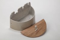 <br>Brottopf mit Holzdeckel in Eiche, Innenansicht ´Brot und Blumen´<br>
Teppich und Parkett sind in den Boden gezeichnet.