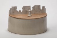 <br>Brottopf mit Holzdeckel in Eiche, halbrund,´Brot und Blumen´
<br>die ganze Familie sitzt gemeinsam am Tisch bei Brot und Blumen, was braucht man mehr?<br>
Porzellanengobe und Zeichnung unter Feldspatglasur<br>
Preis: wegen aufwändiger Zeichnung 420,-€ 