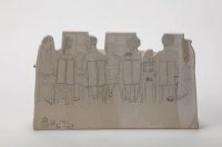 
Brottopf, halbrund mit Holzdeckel in Eiche, ´Brot und Blumen´<br>
im Rücken ist die Familie von hinten gezeichnet, der Topf macht also auch frei stehend eine gute Figur.