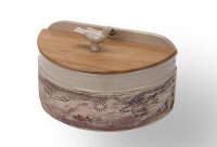 Halbrunder Brottopf mit Vogelgriff (geschlossen)<br>
Viele Vögel fliegen frei über dem Himmel, die Sonne scheint.<br>
Innen durchgehend glasiert, sehr leicht zu reinigen, außen im unteren Bereich unglasiert, etwas rau mit angenehmer Haptik.<br>
Deckel: Eiche, Maße in cm, Länge / Breite / Höhe: 35 / 18,3 / 18,3 - mit Griff 22 cm.<br>
Preis: 255,- € Incl. Versand