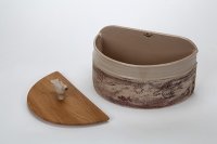 Halbrunder Brottopf mit Vogelgriff (Deckel geöffnet) <br>
Viele Vögel fliegen frei über dem Himmel, die Sonne scheint.<br>
Innen durchgehend glasiert, sehr leicht zu reinigen, außen im unteren Bereich unglasiert, mit angenehmer Haptik.<br>
Deckel: Eiche, Maße in cm, Länge / Breite / Höhe: 35 / 18,3 / 18,3 - mit Griff 22 cm.<br>
Preis: 255,- € Incl. Versand