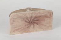 <br>halbrunder Brottopf mit Holzdeckel in Eiche<br>
Rückseite<br>
Ähren eingedrückt, und farblich rotbraun abgesetzt, <br>innen Feldspatglasur, außen etwas rauh mit angenehmer Haptik<br>
Preis: 255,-€ incl. Versand