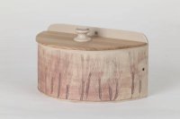 <br>halbrunder Brottopf mit Holzdeckel in Eiche<br>
Ansicht II<br>
Ähren eingedrückt, und farblich rotbraun abgesetzt, <br>innen Feldspatglasur, außen etwas rauh mit angenehmer Haptik<br>
Preis: 255,-€ incl. Versand