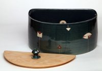 Brottopf halbrund mit Holzdeckel in Esche mit besonders schöner Maserung, geöffnet <br>
Maße (lxbxh): 34x17x23 cm incl. Knopf<br>

Preis: 255,-€ incl. Versand