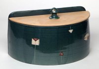 <br>
Brottopf halbrund, Holzdeckel in Esche <br>Maße (lxbxh): 34x17x23cm incl. Knopf<br>
Feldspatglasuren, die Zeichen sind geritzt, und mit Engobe und Farbkörpern eingefärbt.
Preis: 255,-€ incl. Versand