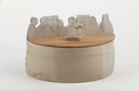 <br>Brotkasten, halbrund mit Holzdeckel<br>
Dachau, Studio , Keramikarbeiten Claudia Flach npj/Foto: Jørgensen