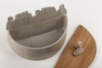 <br>Brotkasten, halbrund mit Holzdeckel; offen<br>
Dachau, Studio , Keramikarbeiten Claudia Flach npj/Foto: Jørgensen