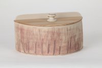 <br>halbrunder Brottopf mit Holzdeckel in Eiche<br>
Ähren eingedrückt, und farblich rotbraun abgesetzt, <br>innen Feldspatglasur, außen etwas rauh mit angenehmer Haptik<br>
Preis: 255,-€ incl. Versand