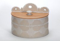 <br> Brottopf mit Holzdeckel in Buche, ´rund und eckig´, Vorderansicht<br>
Preis 255,-€ incl. Versand