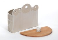 <br> Brottopf mit Holzdeckel in Buche, ´rund und eckig´, Rückenansicht<br>
Preis 255,-€ incl. Versand