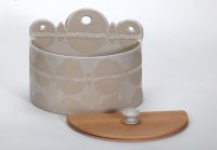 <br> Brottopf mit Holzdeckel in Buche, ´rund und eckig´, Deckel geöffnet<br>
Preis 255,-€ incl. Versand