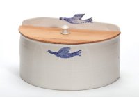 halbrunder Brottopf ´Vögel´, Holzdeckel in Buche
zwei Vögel fliegen gemeinsam in die gleiche Richtung.
Preis: 250,-€ incl. Versand