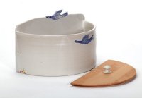 halbrunder Brottopf ´Vögel´, Holzdeckel in Buche
zwei Vögel fliegen gemeinsam in die gleiche Richtung.
Preis: 250,-€ incl. Versand