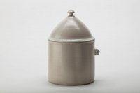 runder Brottopf, zinnweiß glasiert<br>
braucht wenig Stellfläche, bietet viel Platz für halbe Fünfpfünder mit Semmeln,
Preis: 190,-€