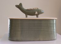 Brottopf mit Fisch <br>
Ahorndeckel, Feldspatglasuren, <br>
Flossen aus dickem Leder, ein Streicheln in der Hand, wenn der kleine Hunger kommt <br>
Preis: 265,- € incl. Versand