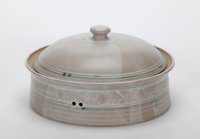 <br> Runder Brottopf mit Keramikdeckel<br>
Ø 32 cm, Engobemalerei auf eigener Tonmischung, zinnweiß glasiert<br>
Preis: 165,-€ incl. Versand