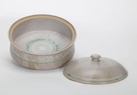 <br>Runder Brottopf mit Keramik-Deckel,<br>
geöffnet, Engobemalerei unter Feldspatglasur,<br>
Preis: 165,-€ incl. Versand