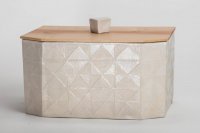 Brotkasten<br>
mit abgeschrägten Kanten auf einer Seite, aufwändiges Dreieck-Rautenmuster geritzt und porzellanengobiert, innen Zinnglasur, außen spielt die Oberfläche zwischen zinnglasiert, glatt, glänzend und fast unglasiert, matt und glatt.<br>
Ganz unaufdringlich durchgestaltet mit Kirschholz-Deckel<br>
Maße: 36x19x19,5 cm mit Deckel, ohne Knopf<br>
Preis incl. Versand: 320,-€