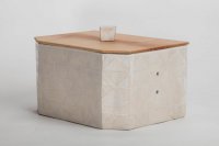 Brotkasten<br>
mit abgeschrägten Kanten auf einer Seite, aufwändiges Dreieck-Rautenmuster geritzt und porzellanengobiert, innen Zinnglasur, außen spielt die Oberfläche zwischen zinnglasiert, glatt, glänzend und fast unglasiert, matt und glatt.<br>
Ganz unaufdringlich durchgestaltet mit Kirschholz-Deckel<br>
Maße: 36x19x19,5 cm mit Deckel, ohne Knopf<br>
Preis incl. Versand: 320,-€