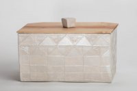 Brotkasten<br>
mit abgeschrägten Kanten auf einer Seite, aufwändiges Dreieck-Rautenmuster geritzt und porzellanengobiert, innen Zinnglasur, außen spielt die Oberfläche zwischen zinnglasiert, glatt, glänzend und fast unglasiert, matt und glatt.<br>
Ganz unaufdringlich durchgestaltet mit Kirschholz-Deckel, hier die Rückseite<br>
Maße: 36x19x19,5 cm mit Deckel, ohne Knopf<br>
Preis incl. Versand: 320,-€