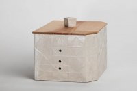 Brotkasten<br>
mit abgeschrägten Kanten auf einer Seite, aufwändiges Dreieck-Rautenmuster geritzt und porzellanengobiert, innen Zinnglasur, außen spielt die Oberfläche zwischen zinnglasiert, glatt, glänzend und fast unglasiert, matt und glatt.<br>
Ganz unaufdringlich durchgestaltet mit Kirschholz-Deckel<br>
Maße: 36x19x19,5 cm mit Deckel, ohne Knopf<br>
Preis incl. Versand: 320,-€