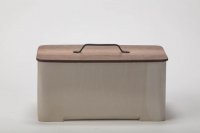 Brotkasten mit Holzdeckel in Nussbaum,Griff handgeschmiedet
zinnweiß glasiert, sehr schlicht, unkompliziert und zeitlos schön.
Preis: 265,-€ zuzügl. Versand