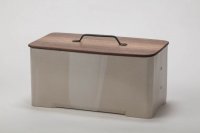 Brotbox, weiß glasiert, abgerundete Ecken, Nussbaumdeckel, handgeschmiedeter Griff.
<br>, schlicht, unkompliziert und zeitlos schön.