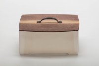 zinnweiß glasierter Topf mit sanft abgerundeten Kanten, Füße angedeutet. Der Topf besticht durch seine schlichte und besonders organische Form. Er verjüngt sich etwas nach oben, steht fest verwurzelt und wirkt doch sehr leicht und fein.
Nussbaumdeckel  mit handgeschmiedetem Griff.
265,-€ zuzüglich Versand