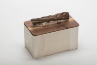 <br> Brot, Nuss und Wein <br>
Brotkasten zinnweiß glasiert, mit angedeuteten Füßen, Ecken gerundet<br>
Deckel aus Nussbaumholz, der Griff ein Stück vom Weinstock aus dem Friaul.
Preis 235,-€,  verkauft, aber ähnlich wieder möglich