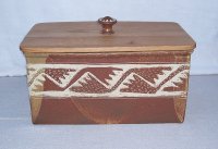 <br>Brottopf -'Einer für den Anderen'<br>
Scraffitto unter Holzascheglasur, Deckel aus Eichenholz, Keramikknopf als Griff<br>
Preis: 270,- € incl. Versand