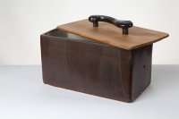 <br>
Brottopf mit Holzdeckel (halb geöffnet)<br>
Maße in cm Länge / Breite / Höhe: 36 / 18,5 / 19- mit Griff 22 cm.<br>
Preis: 255,-€  Incl. Versand