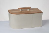 <br>
Brotkasten mit Rundung<br>
Klassisch elegant, zeitlos schön ist dieser Brotkasten, zinnweiß glasiert, sehr angenehm anzufassen und leicht zu reinigen.<br>
 Die Rundung macht ihn interessant, optisch kleiner, und im Umgang in der Küche sehr angenehm und unkompliziert.<br>
Die Maserung des Holzes( hier Kirsche) läuft in der Richtung mit, und betont seine Mitte. Der Holzgriff ist mit Keramik-Stäbchen im ergonomisch angenehmen Abstand gehalten. Er wiederholt die Form des Topfes.<br>
Maße in cm, Länge / Breite / Höhe: 38,7 / 21,5 / 18,5 - mit Griff 23 cm.<br>
Preis: 260,-€  Incl. Versand