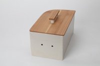 <br>
Brotkasten mit Rundung, Brotbox<br>
Klassisch elegant, zeitlos schön ist dieser Brotkasten, zinnweiß glasiert, sehr angenehm anzufassen und leicht zu reinigen.<br>
 Die Rundung macht ihn interessant, optisch kleiner, und im Umgang in der Küche sehr angenehm und unkompliziert.<br>
Die Maserung des Holzes( hier Kirsche) läuft in der Richtung mit, und betont seine Mitte. Der Holzgriff ist mit Keramik-Stäbchen im ergonomisch angenehmen Abstand gehalten. Er wiederholt die Form des Topfes.<br>
Maße in cm, Länge / Breite / Höhe: 38,7 / 21,5 / 18,5 - mit Griff 23 cm.<br>
Preis: 260,-€  Incl. Versand