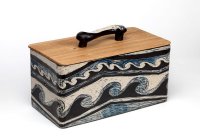 <br>
Brottopf 'Dynamo' mit Holzdeckel<br>
Scraffitto in Blau, Weiß, Schwarz. Zwei Wellenbewegungen laufen so ineinander, dass sie ein schwungvoll dynamisches Ganzes ergeben.Die Form des Griffs entspringt dem Muster und liegt wunderbar in der Hand.<br>
 Deckel in Eiche, wäre auch in Nussbaum sehr attraktiv. 
Das Scraffitto läuft rund um den Topf. <br>
Allein zur Dekoration benötigt dieser Topf mehr als 4 Arbeitsstunden. <br>
incl. Versand : 320,- €