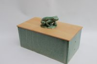 Auch ausgefallene Sonderwünsche werden gerne realisiert.<br>
Brotkasten hellgrün glasiert, innen weiß, Sondermaße lxbxh: 36 x 22 x 18<br>
Holzdeckel aus Erle