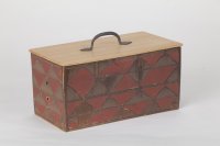 Schöner Brotkasten, geritztes Dreiecksmuster, rot engobiert, Ascheglasur, teilweile wieder entfernt.
Ein Spiel von glatt,leicht glänzend und matt in der Oberfläche.
handgeschmiedeter Griff, Ahorndeckel
270,-€